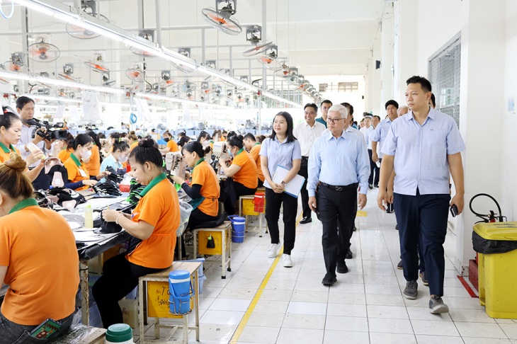 Đoàn lãnh đạo tỉnh tham quan nhà máy sản xuất của Công ty TNHH Sung Hyun Vina.